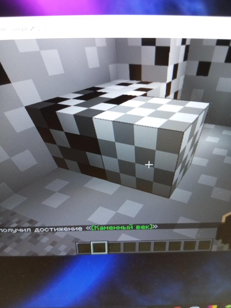Скриншот игры Minecraft, где в углу шахты сгенерирован блок алмазной руды, окружённый камнем (3 из 3)