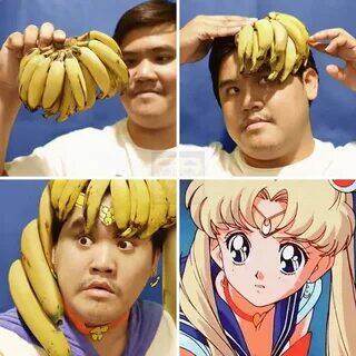 Бородатый мужчина в парике с хвостиками и костюме Sailor Moon держит розовую палочку, на заднем плане видны другие люди (3 из 3)