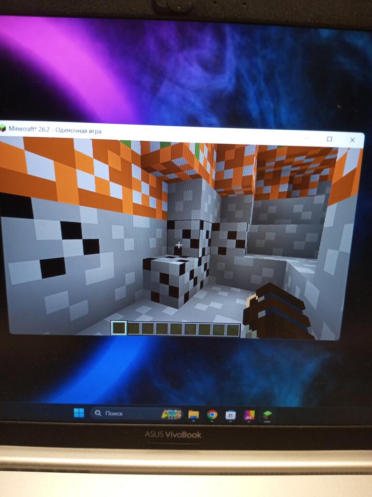 Скриншот игры Minecraft, где в углу шахты сгенерирован блок алмазной руды, окружённый камнем