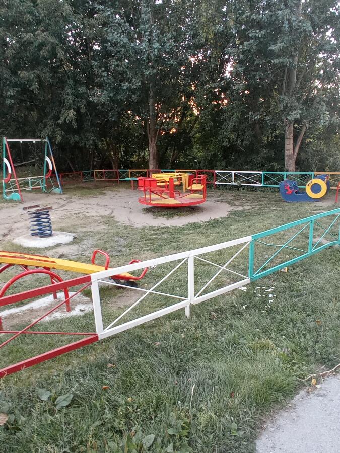 Я просто гулял по двору и заметил это. 
С первого раза не понятно но потом все понятно