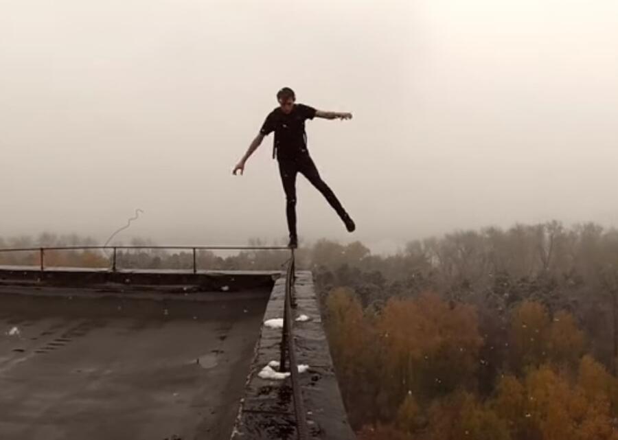 что вижу я когда играю в игры: блин почему он разбился там же не высоко?! что видит этот персонаж: