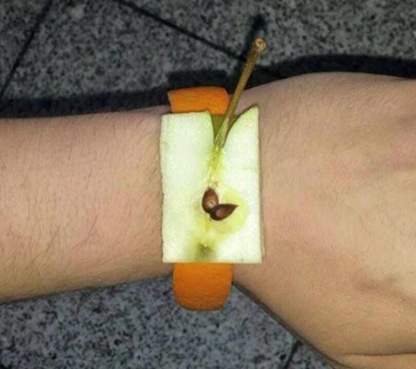 О новые часы apple, теберь 100% натуральгые, биоразлогаемые. Детали теперь легко и доступно заменить