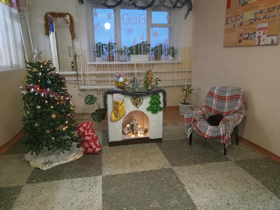 Вот так у нас украсили холл в общаге  P.s. кошка настоящая, она не де...