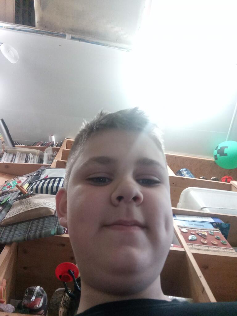 Я: говорю маме и папе что: я получил 5 по истории. Тем временем папа: