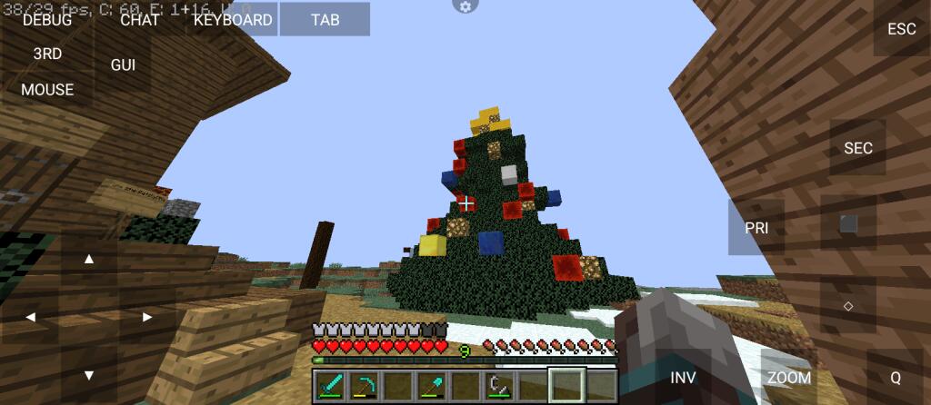 Скриншот из игры Minecraft с интерфейсом управления на экране (4 из 7)