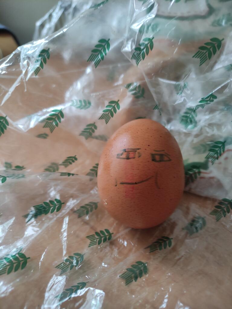 Новый тренд! Береш яйцо и делаешь ему лицо. Мое яйцо тут.